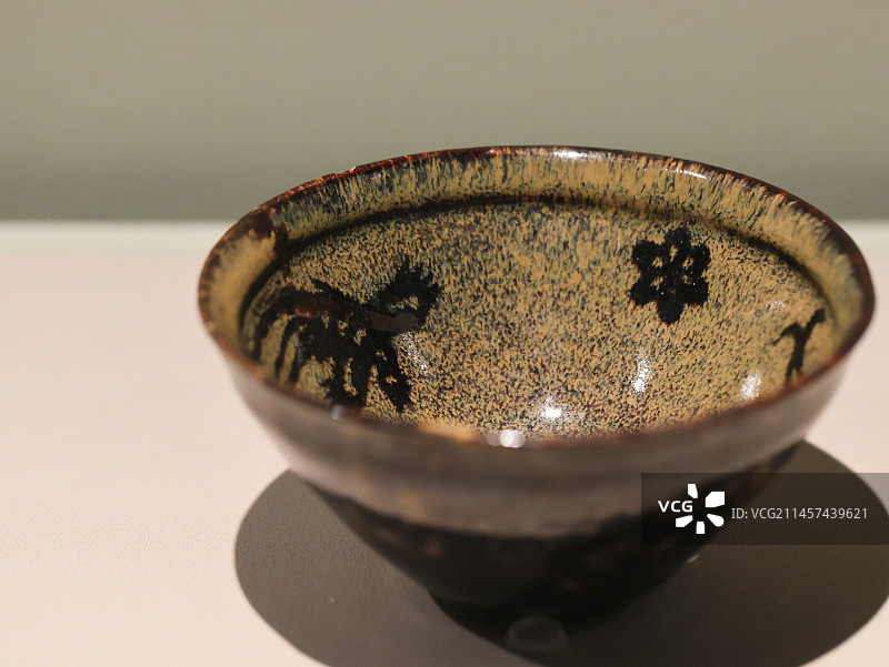 宋代吉州窑黑釉剪纸贴花双凤纹盏建盏图片素材