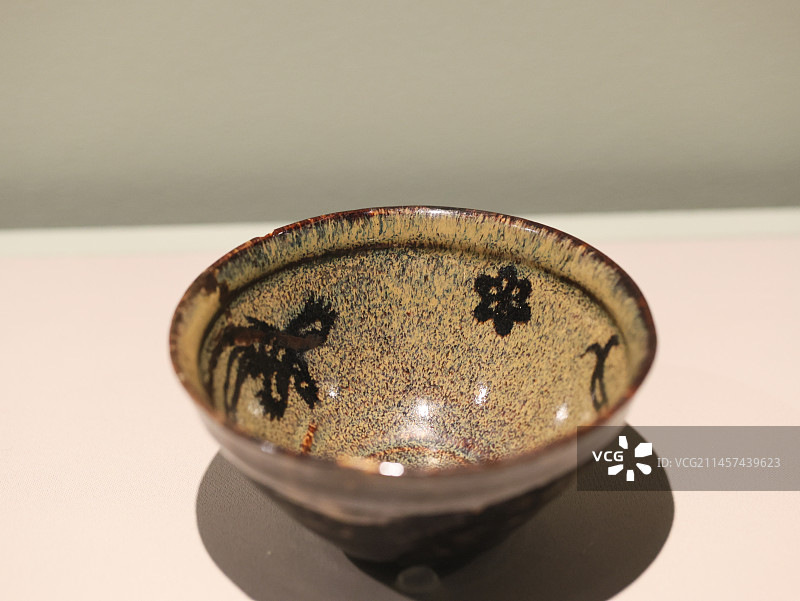宋代吉州窑黑釉剪纸贴花双凤纹盏建盏图片素材
