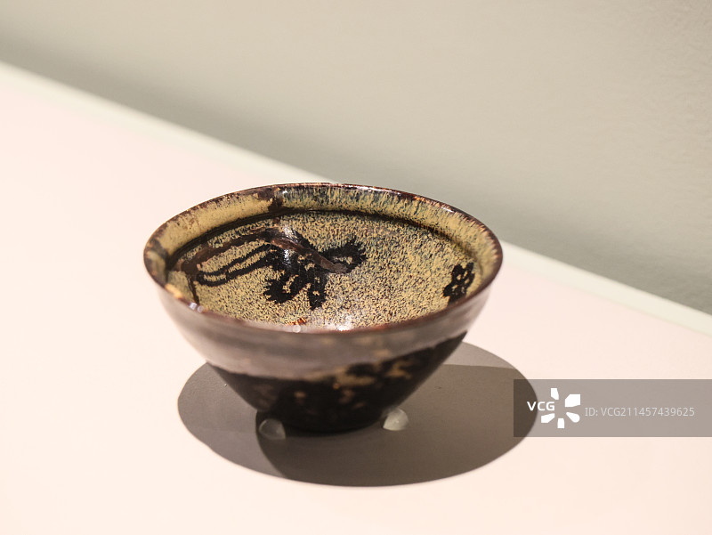 宋代吉州窑黑釉剪纸贴花双凤纹盏建盏图片素材