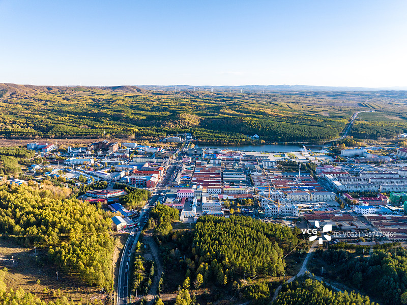 航拍秋天的承德塞罕坝小镇和林场风光图片素材