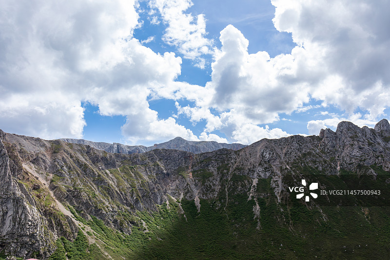 甘肃甘南甘南藏族自治区江迭公路沿途风景夏天蓝天白云奇形怪状怪石嶙峋的石头形成的高山峭壁和绿色的森林植被图片素材