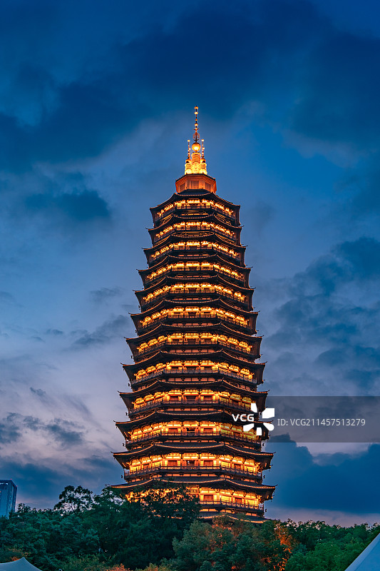 常州红梅公园暮色中的天宁宝塔图片素材