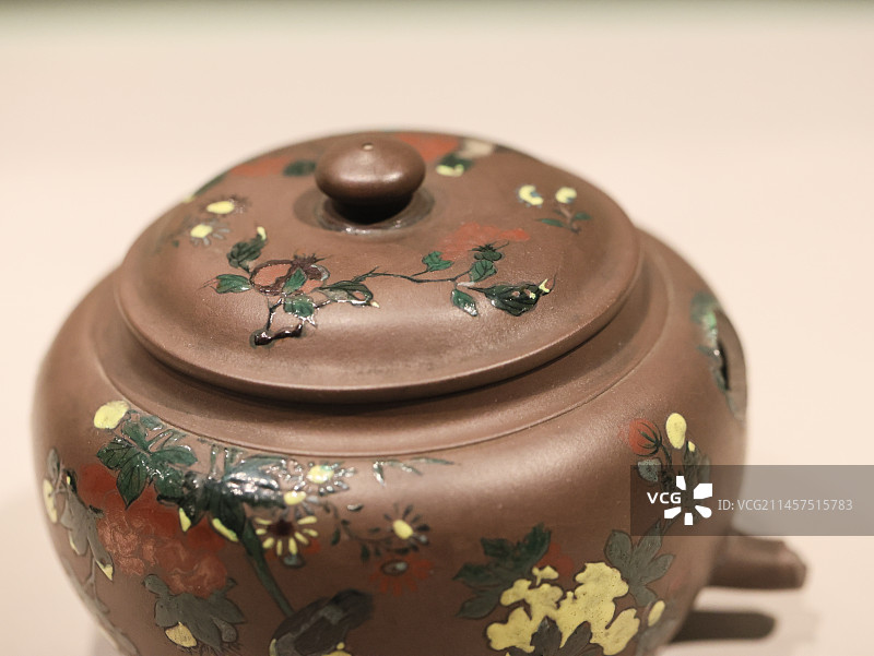 清代珐琅彩紫砂邵邦祐制款茶壶图片素材