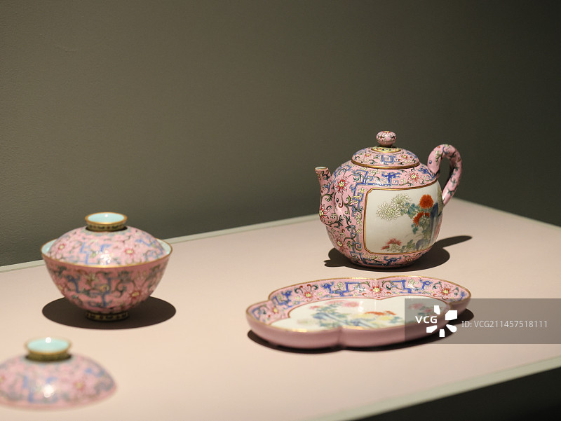 清代粉彩茶具茶壶茶杯盖碗茶碟托盘茶碗图片素材