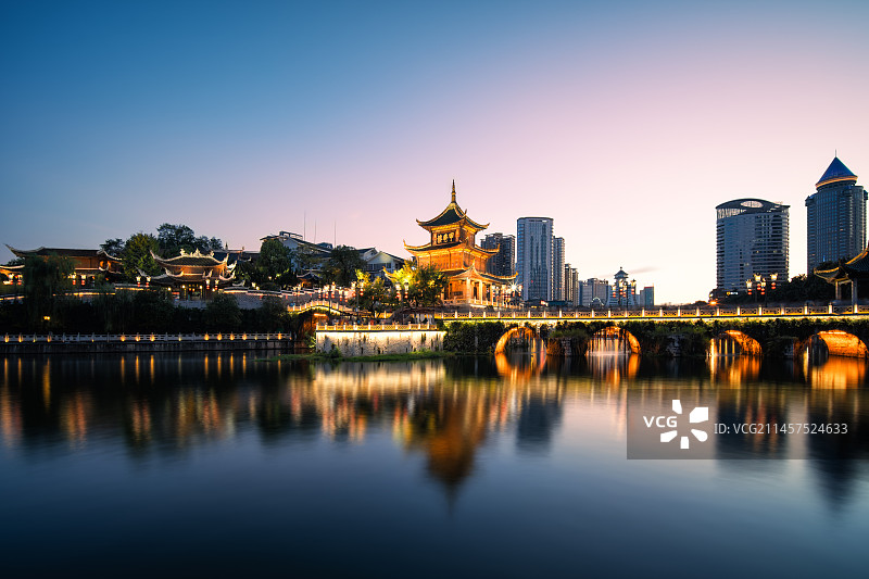 南明河上甲秀楼蓝调黄昏图片素材