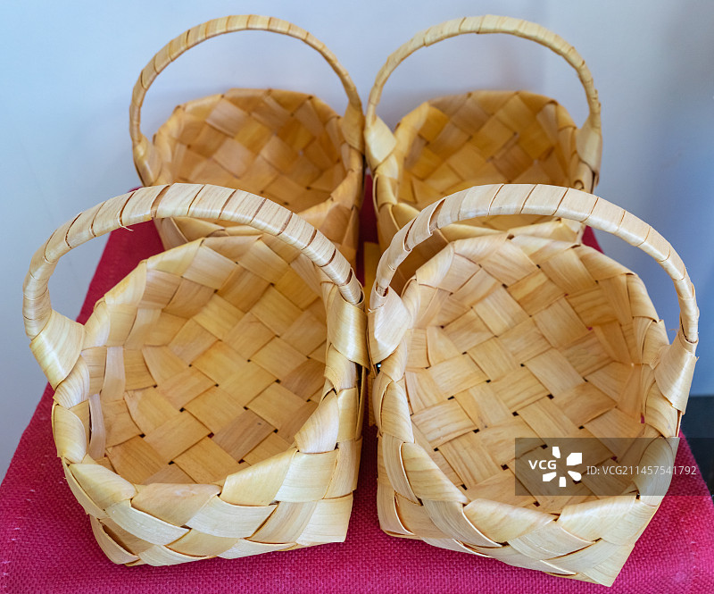 中国美术工艺设备用品拍摄主题，四个黄色的竹子编织物鱼篓容器，户外白昼无人图像摄影图片素材