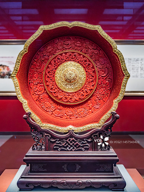 中央礼品文物管理中心展品——额刻铜胎雕漆“丝路绽放”赏盘图片素材