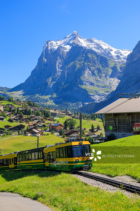 阿尔卑斯山下的火车图片素材