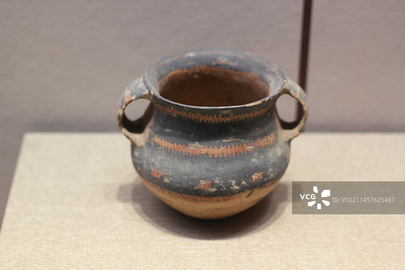 宽带纹双耳彩陶罐，马家窑文化马厂类型，定西市博物馆藏图片素材