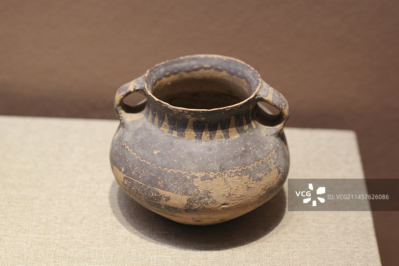 宽带纹双耳彩陶罐，马家窑文化马厂类型，定西市博物馆藏图片素材