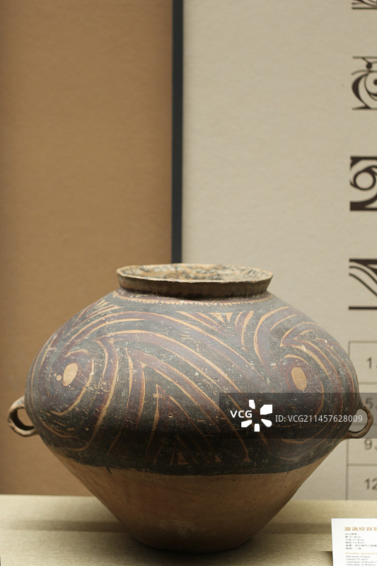 漩涡纹双耳彩陶罐，马家窑文化半山类型，定西市博物馆藏图片素材
