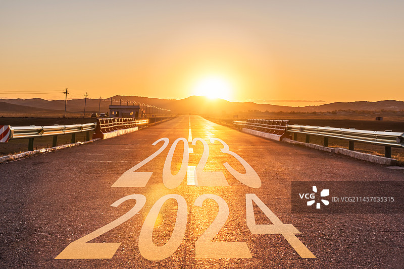 2024元旦新年日出下的飞机起飞公路背景图片素材