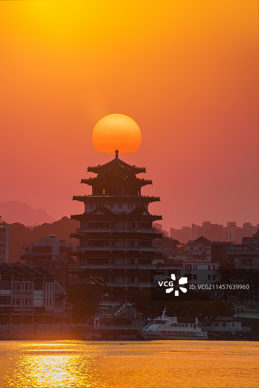 惠州市旅游必打卡标志性建筑合江楼悬日图片素材
