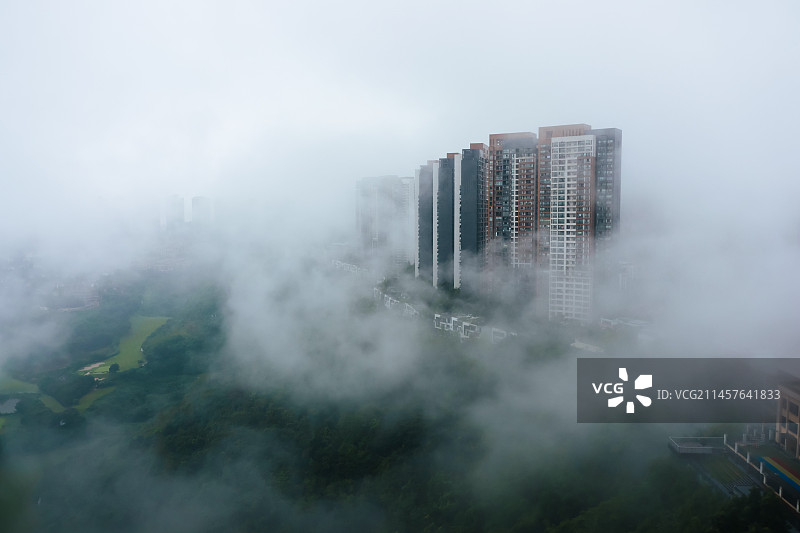 大雾之巅图片素材