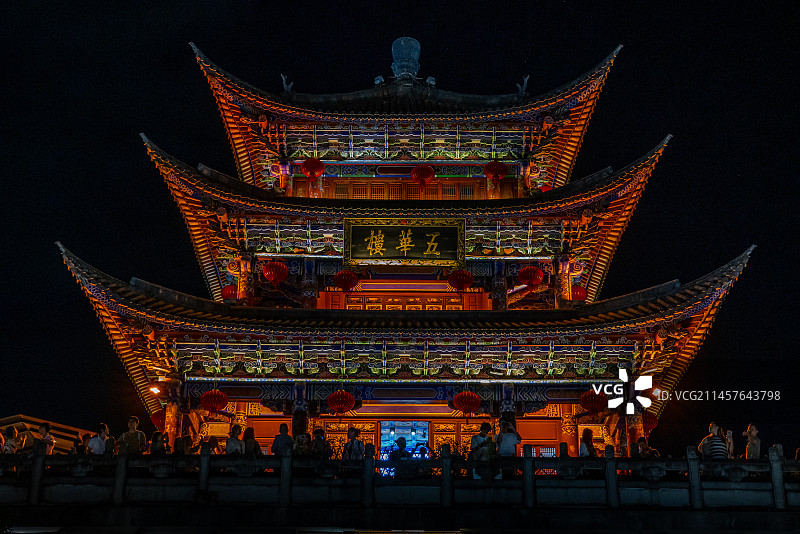 夜晚灯光照耀下的五华楼图片素材