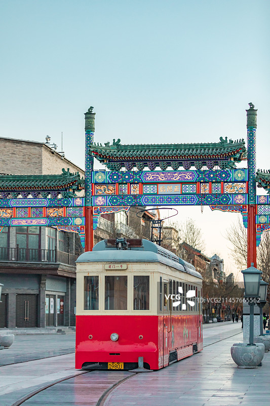 北京前门正阳桥牌楼下的铛铛车图片素材