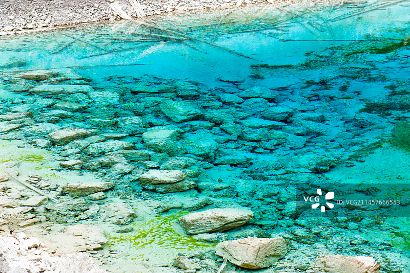 四川九寨沟风景区美丽的五彩池图片素材