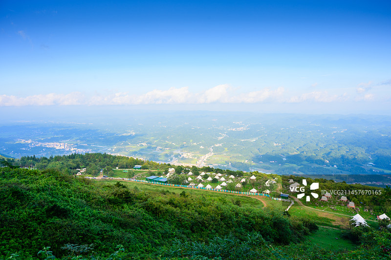 湖北省恩施州利川齐岳山越野路面和风力发电场图片素材