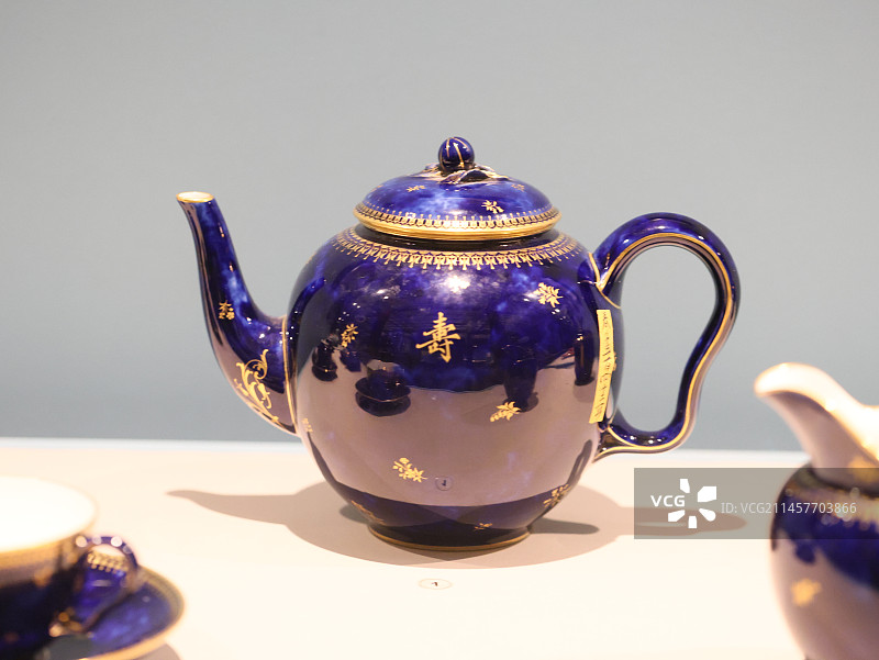 故宫馆藏法国蓝釉描金寿字纹茶具图片素材