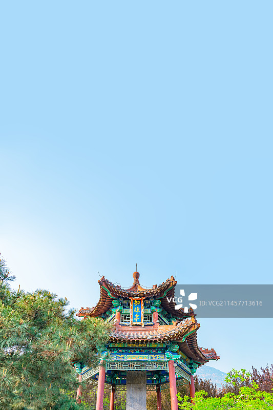 中国自然风光拍摄主题，山东泰安龙泽湖公园，园林里的古老的御碑亭亭子全景，户外白昼无人图像摄影图片素材