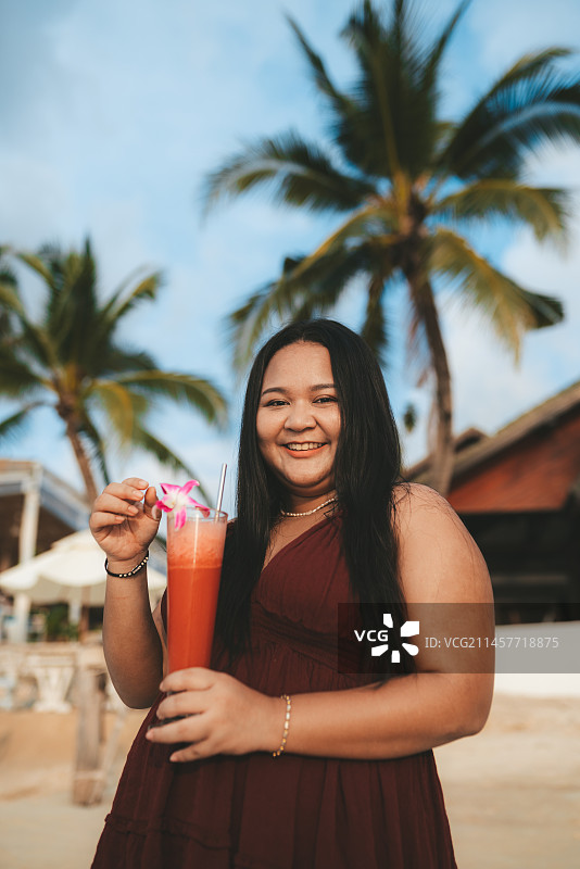 在泰国帕岸岛海边度假的微笑的加大码年轻女子肖像图片素材