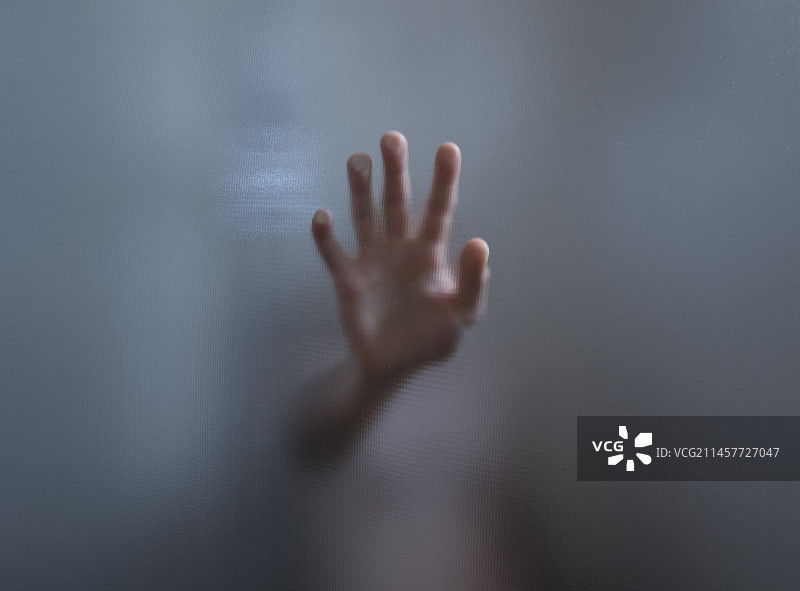 裁剪手触摸潮湿的玻璃窗，心理健康问题概念图片素材