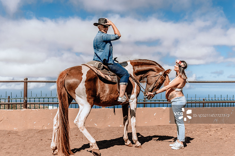 孕妇与伴侣骑马肖像，西班牙拉斯帕尔马斯图片素材