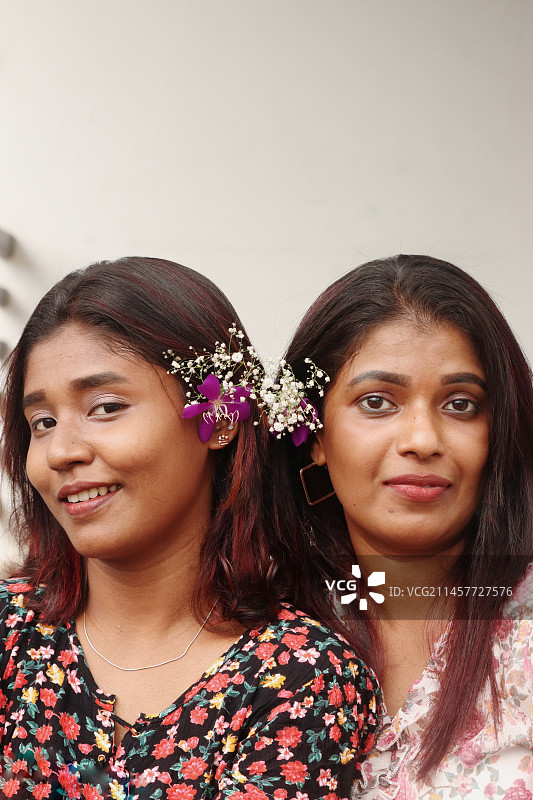 户外两位年轻女性与朋友交流的肖像图片素材