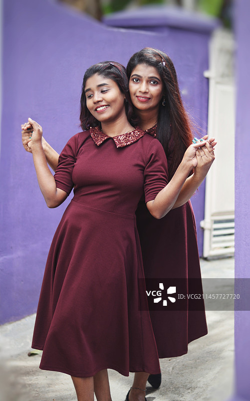 户外两位年轻女性与朋友交流的肖像图片素材