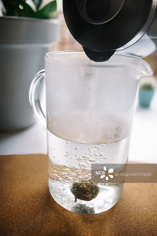 法式滤压壶倾倒热水特写图片素材