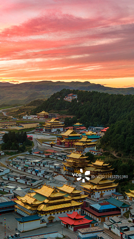 晚霞下的郎木寺图片素材