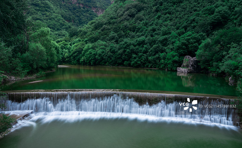 幽静的峡谷瀑布图片素材