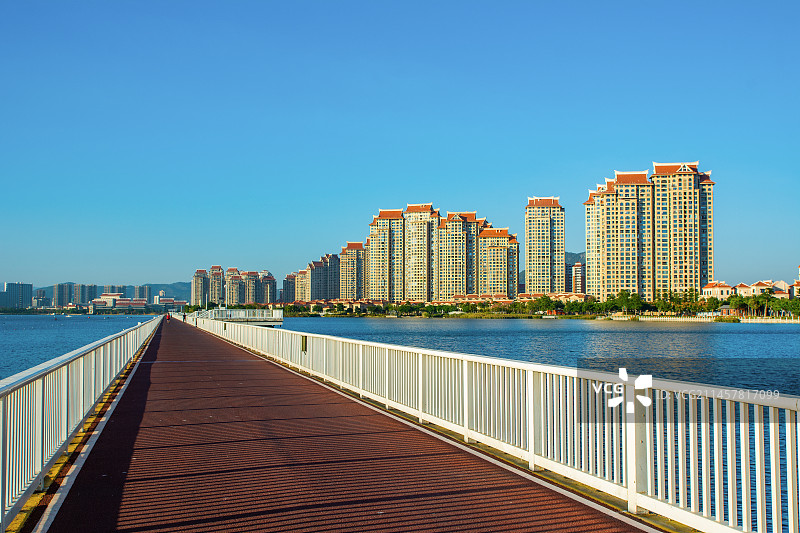 厦门集美 杏林湾 海上栈道 海上自行车道 楼盘 厦门风光 集美学村 福建厦门 闽南风格建筑 水晶湖郡图片素材
