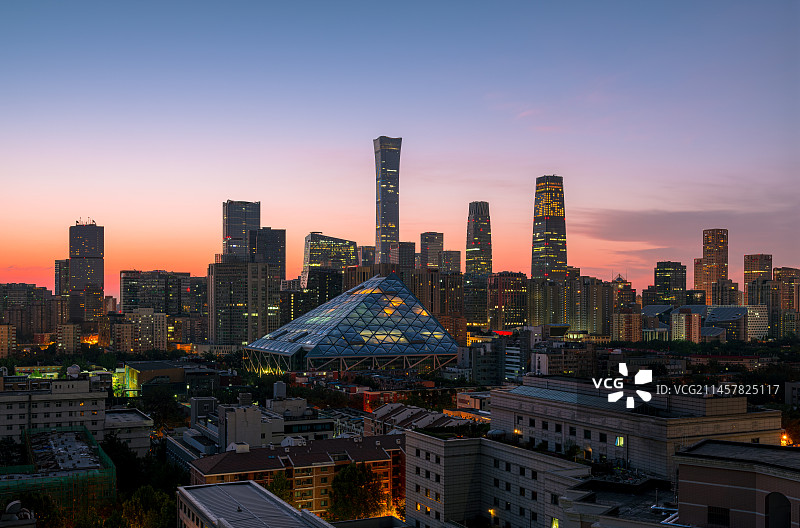 朝霞中的北京国贸天线图片素材