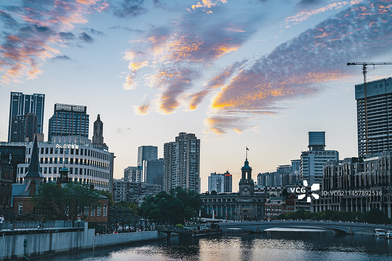 上海北外滩乍浦路桥夕阳火烧云图片素材