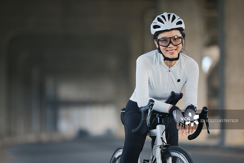 骑行的女青年图片素材