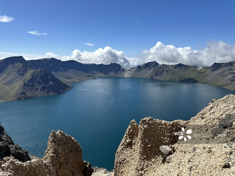 天池的水，蔚蓝的天图片素材
