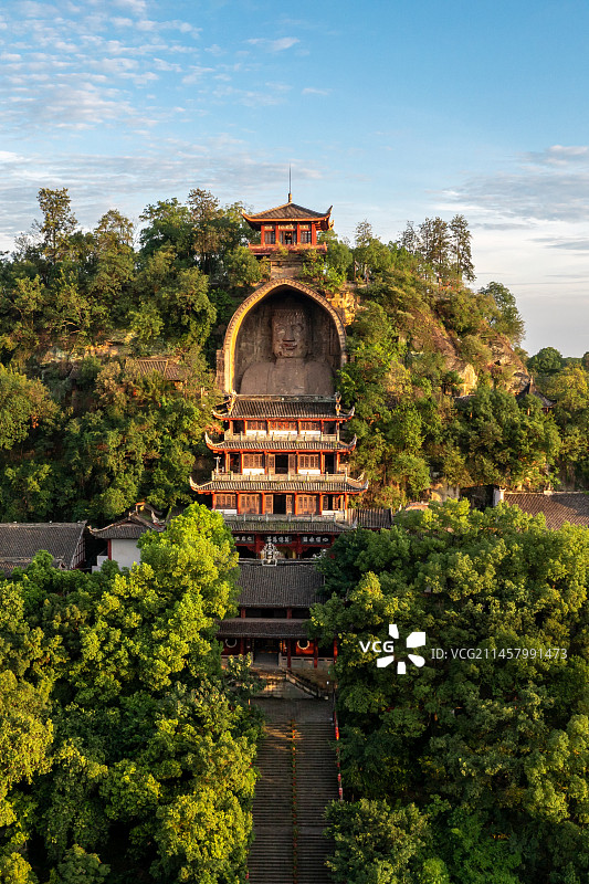 中国四川自贡市荣县大佛航拍鸟瞰图图片素材