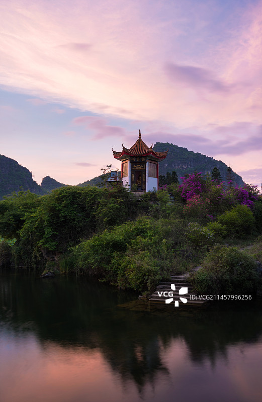 日出时云南普者黑景区河边的观音庙图片素材