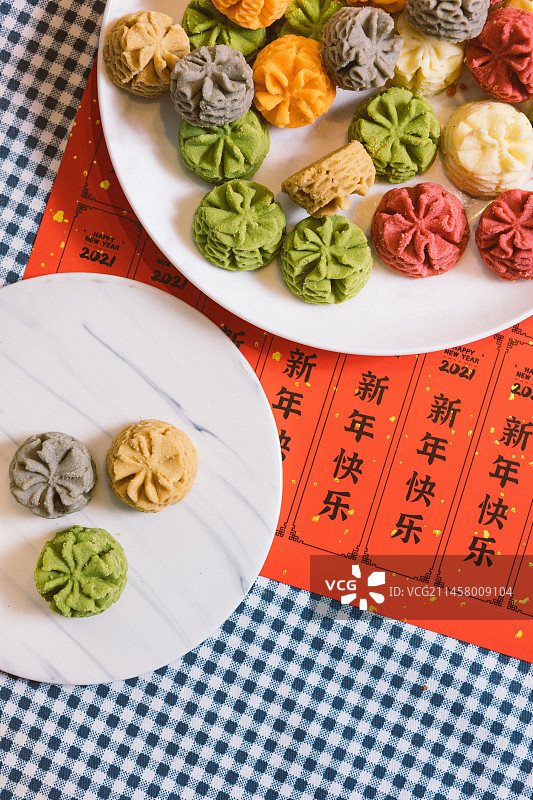 放在桌子上的曲奇饼干图片素材