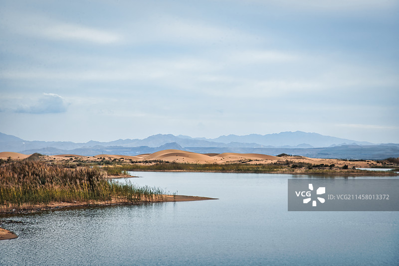 中国乌海市湖泊里的自然风光图片素材