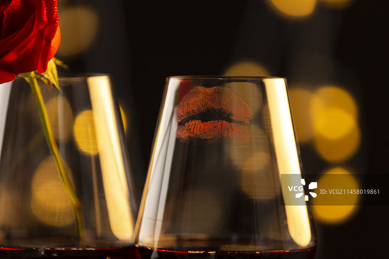 红酒、唇印和红玫瑰静物图片素材