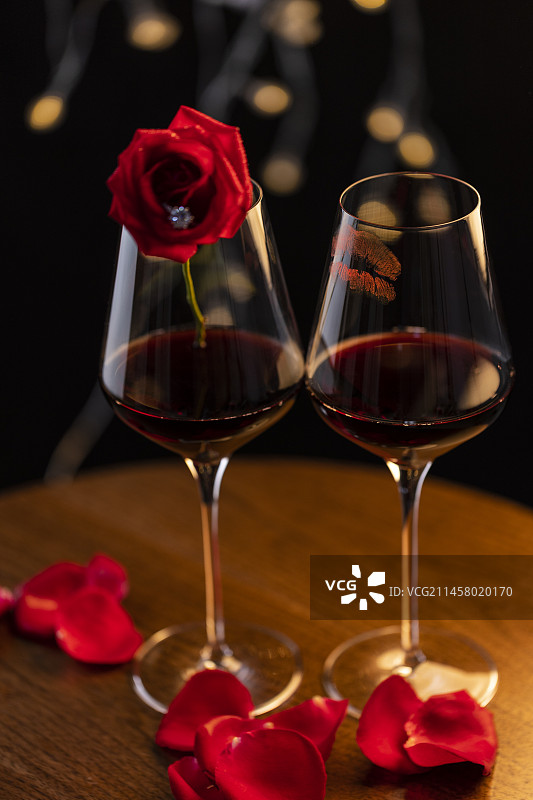 红玫瑰、红酒、钻戒和唇印静物图片素材