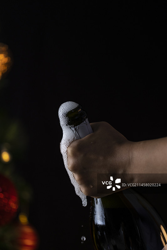 圣诞节开香槟庆祝图片素材