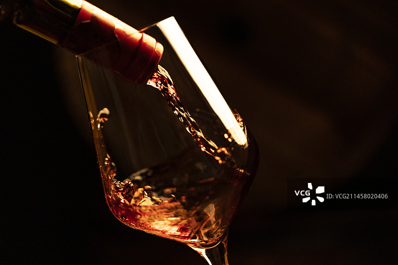 红酒倒入玻璃杯中图片素材
