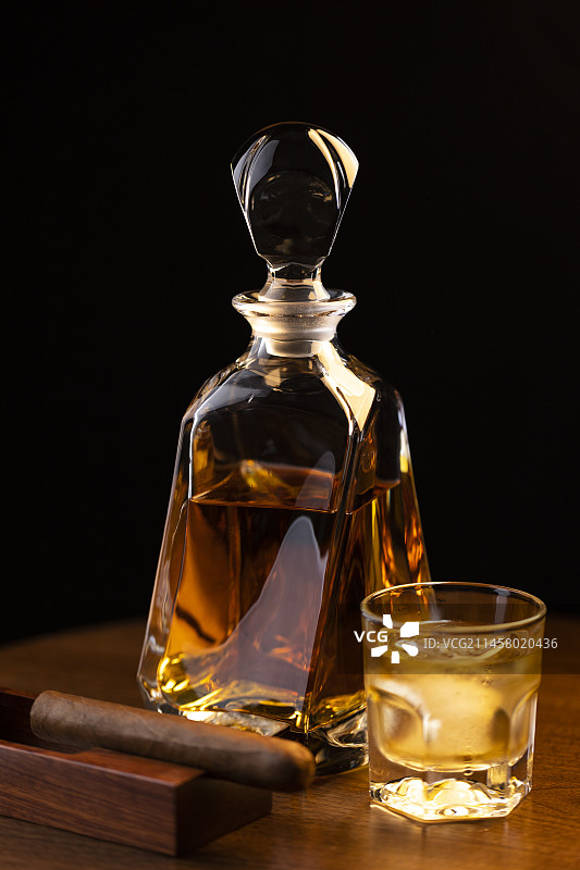 威士忌与雪茄静物图片素材