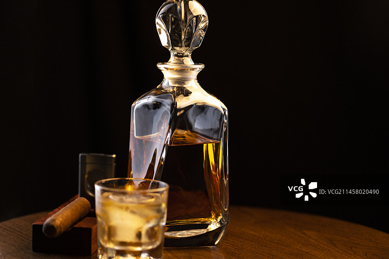 威士忌与雪茄静物图片素材