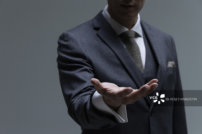 成熟商务男士张开手掌感知未来世界特写图片素材