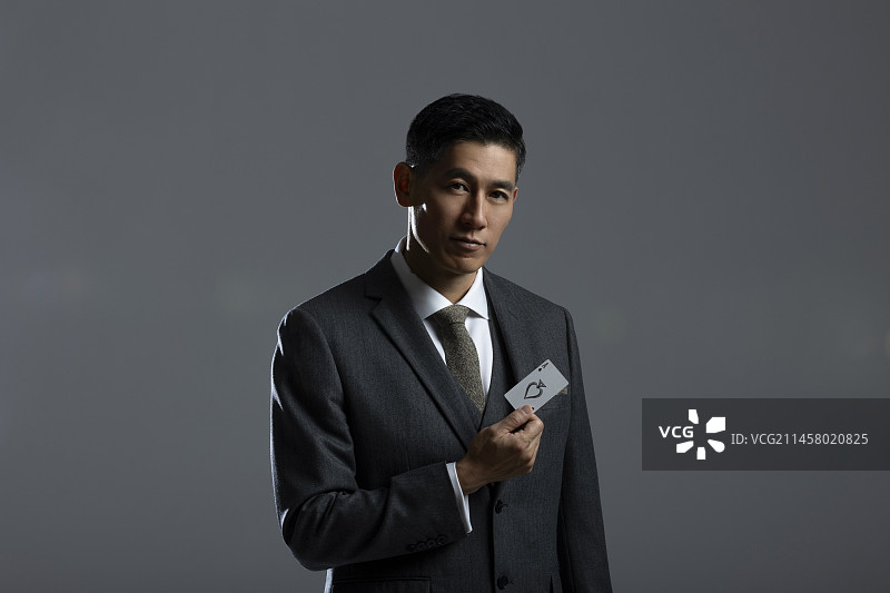 成功的商务男士拿着纸牌黑桃A图片素材