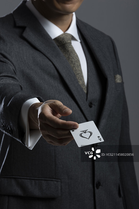 成功的商务男士拿着纸牌黑桃A特写图片素材